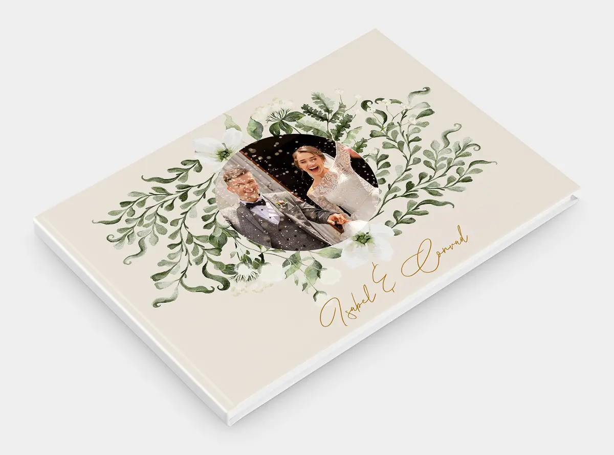 Echtfotobuch Hardcover A4 quer mit Foto eines jungen Hochzeitspaares auf dem Cover