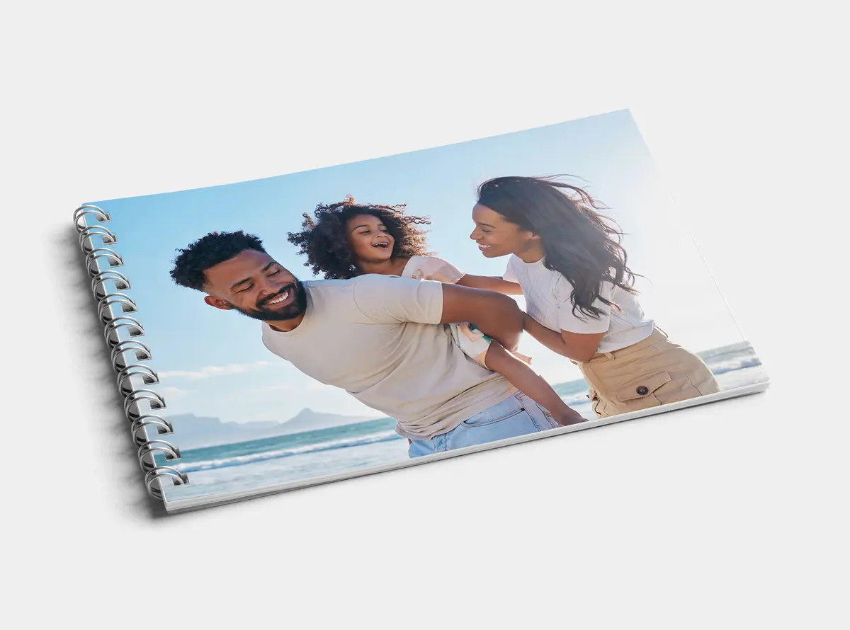 Fotobuch Spiralbindung A6 quer | Mutter, Vater und Kind toben gemeinsam am Strand
