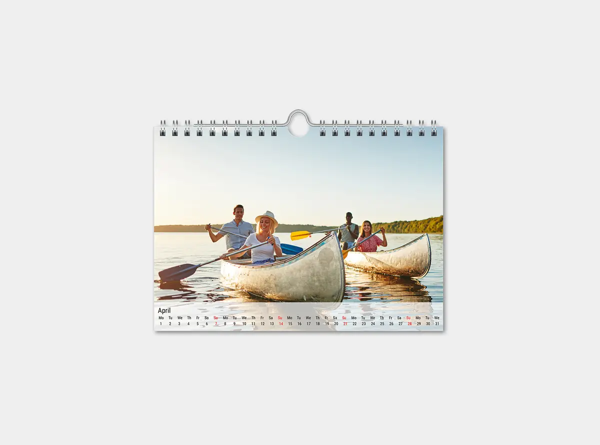 Kleiner A5 Wandkalender im Querformat mit Menschen auf einem Feld.